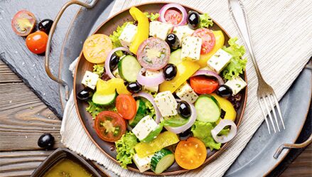 Mga salad sa utanon sa diyeta sa Mediteranyo alang niadtong gusto nga mawad-an sa timbang